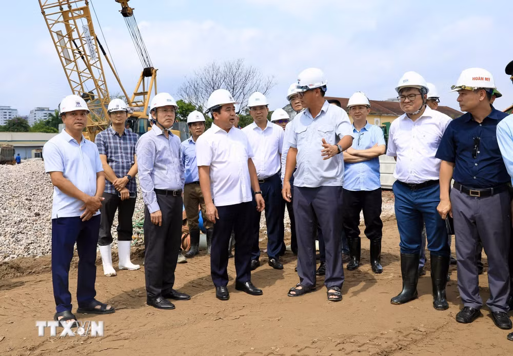 Bí thư Thành ủy Hà Nội yêu cầu đẩy nhanh tiến độ dự án trọng điểm trước mùa mưa- Ảnh 1.
