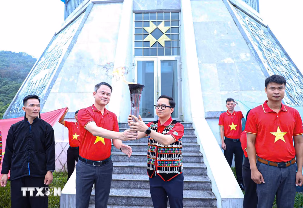 ttxvn-khoi-dong-chang-4-hanh-trinh-toi-yeu-to-quoc-toi-nam-2026-tai-dien-bien-8942905-2.jpg
