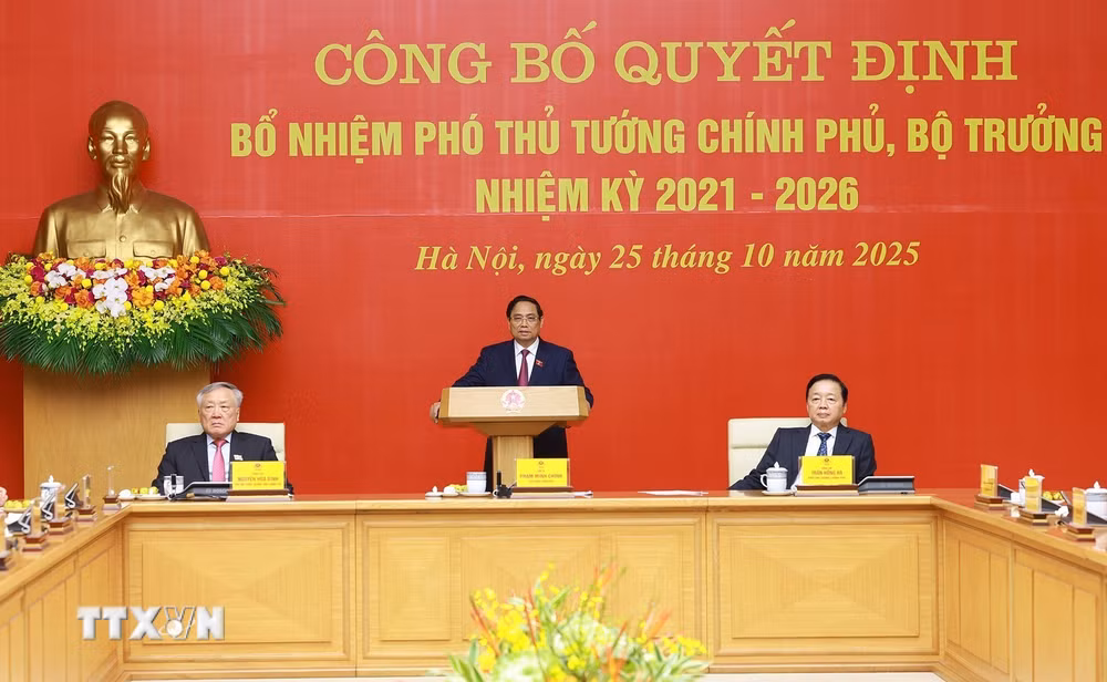 ttxvn-thu-tuong-trao-quyet-dinh-bo-nhiem-pho-thu-tuong-chinh-phu-bo-truong-nhiem-ky-2021-2026-8361968-1.jpg