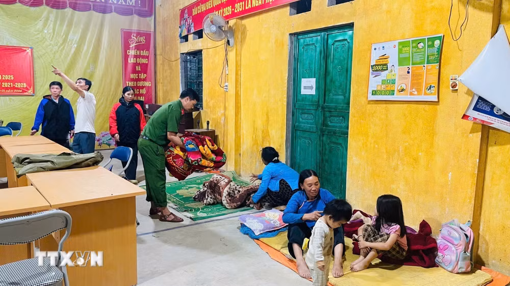 ttxvn-lao-cai-kip-thoi-ho-tro-nguoi-dan-di-doi-khoi-khu-vuc-co-nguy-co-sat-lo-8906288-1.jpg