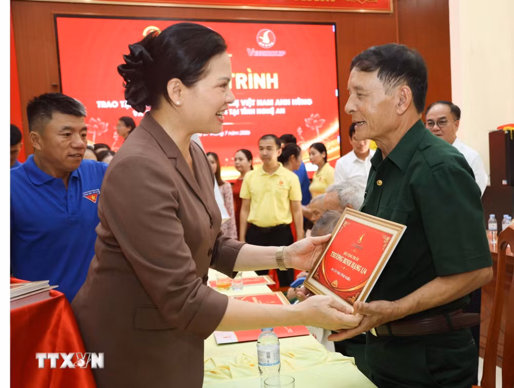 ttxvn-nghe-an-uy-ban-trung-uong-mttq-viet-nam-bo-noi-vu-tap-doan-vingroup-trao-tang-nha-tinh-nghia-8916213-1.jpg