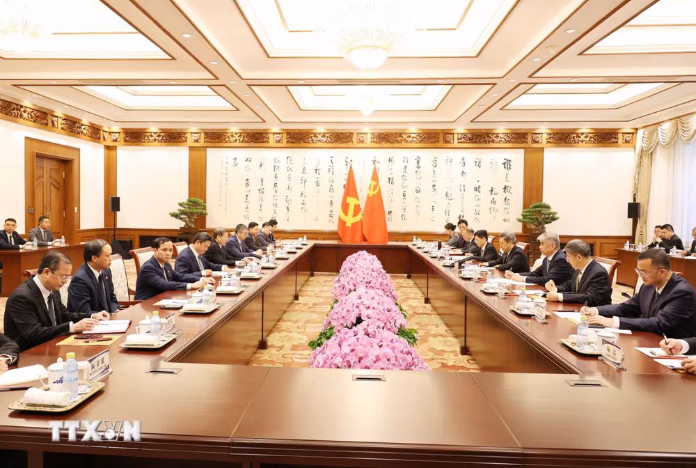 ttxvn-truong-ban-noi-chinh-trung-uong-le-minh-tri-hoi-dam-voi-bi-thu-uy-ban-chinh-phap-trung-uong-dang-cong-san-trung-quoc-8889511-1.jpg