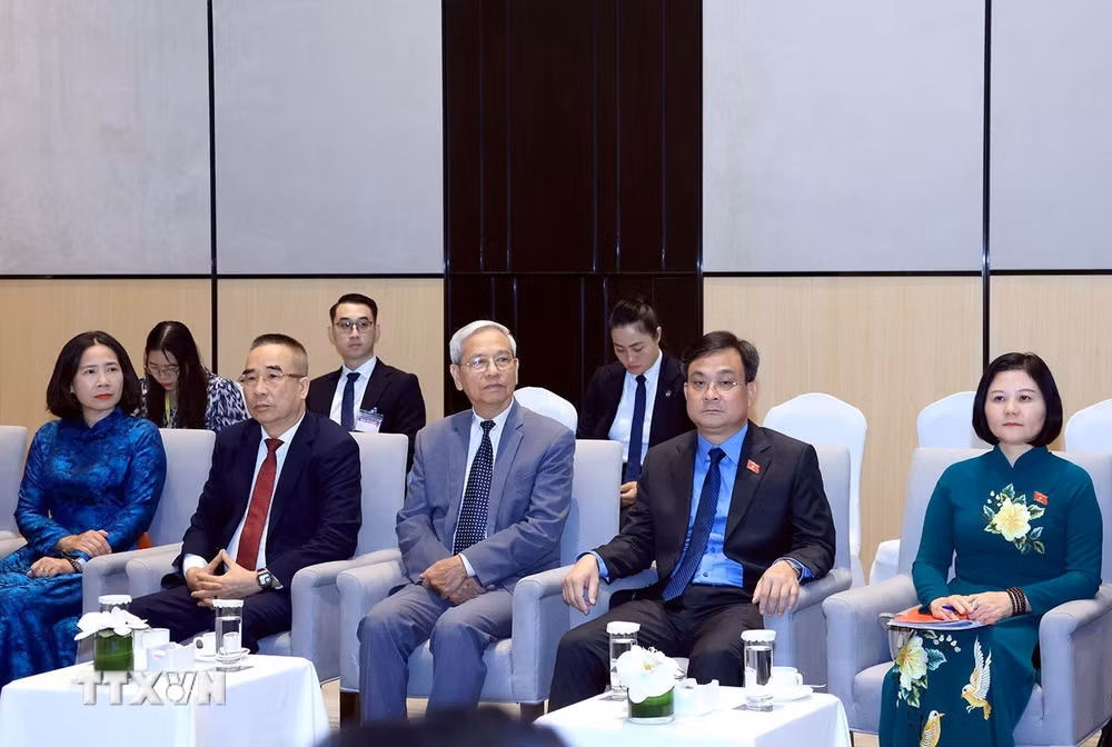 ttxvn-chu-tich-quoc-hoi-campuchia-tiep-nhom-nghi-si-huu-nghi-viet-nam-campuchia-8920097.jpg