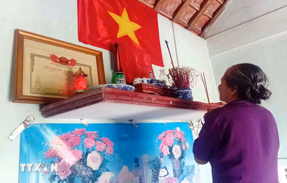 ttxvn-nguoi-phu-nu-ha-tinh-nua-the-ky-tho-chong-8922098-1.jpg