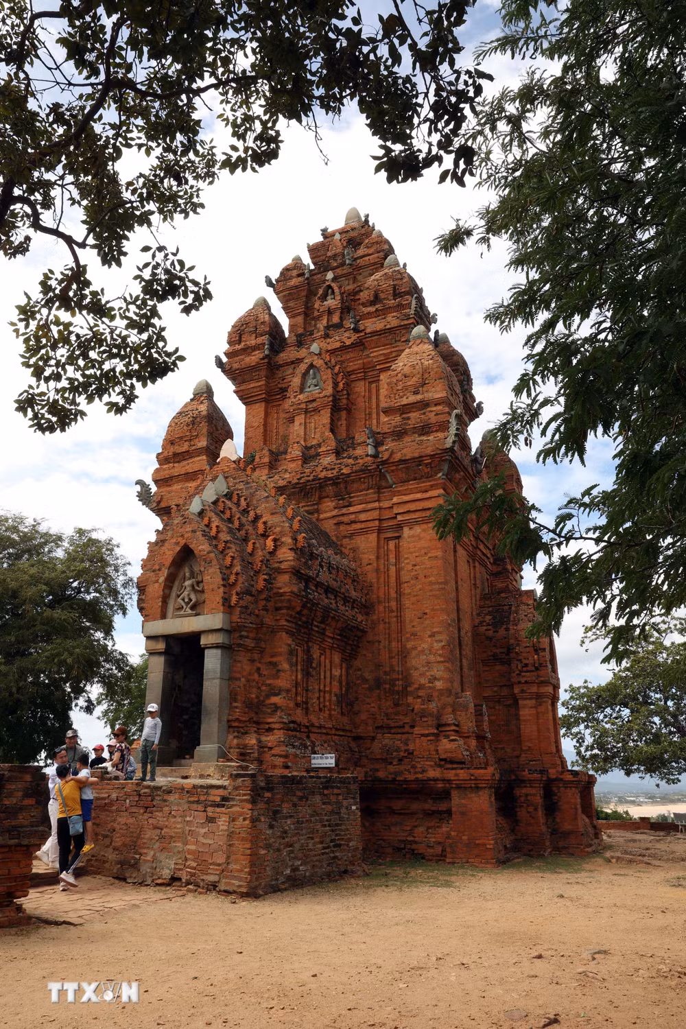 ttxvn-ve-dep-chua-thap-nam-khanh-hoa-8551658-5.jpg