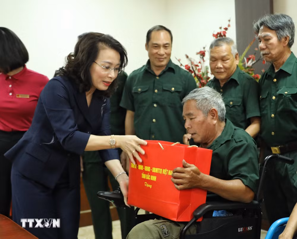 Bắc Ninh, Phú Thọ trao quà của Tổng Bí thư, Chủ tịch nước tới thương, bệnh binh- Ảnh 1.