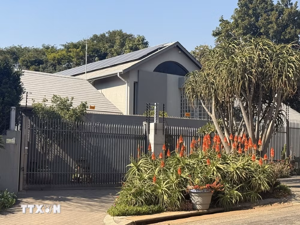 ttxvn-phao-dai-xanh-waterkloof-giua-long-thu-do-pretoria-nam-phi-8875484-1.jpg