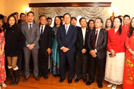 Đại sứ Việt Nam tại Canada Phạm Vinh Quang và phu nhân cùng đông đảo bà con người Việt tham dự sự kiện Xuân quê hương. (Ảnh: Trung Dũng - Phóng viên TTXVN tại Canada)