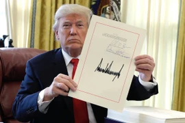 Ông Trump ký gần 100 sắc lệnh hành pháp trong ngày làm việc đầu tiên khi quay lại làm Tổng thống Mỹ.