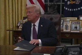 Biểu cảm của ông Trump khi ký sắc lệnh rút nước Mỹ khỏi WHO