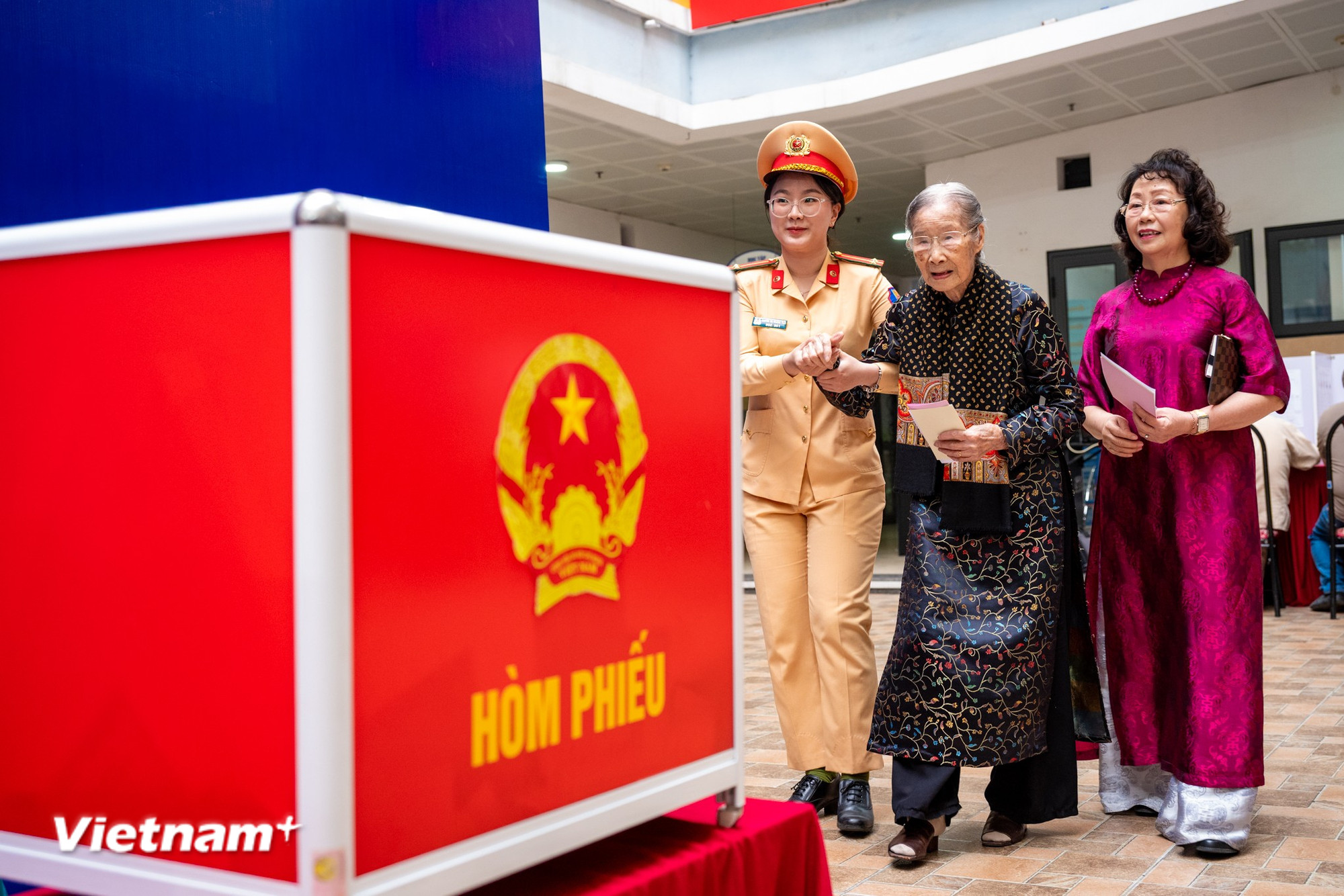 Trong niềm hân hoan của ngày hội toàn dân hôm nay, nhiều cử tri lớn tuổi lại nhớ về ký ức cách đây 50 năm, họ cũng phấn khởi đi bỏ phiếu trong kỳ bầu cử đầu tiên sau ngày đất nước thống nhất. (Ảnh: Minh Sơn/Vietnam+)