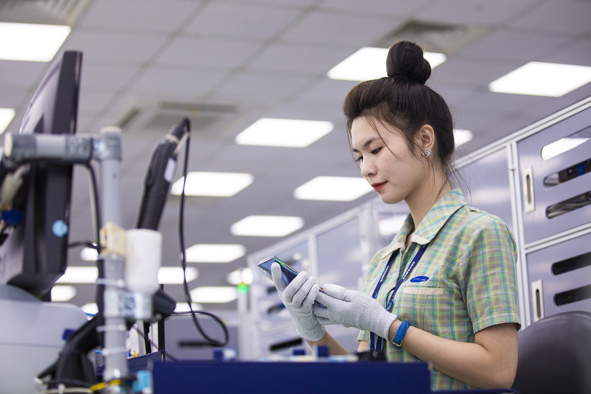 Dipendenti al lavoro in uno stabilimento Samsung in Vietnam. (Foto: Samsung) samsung-1717946082906.jpg