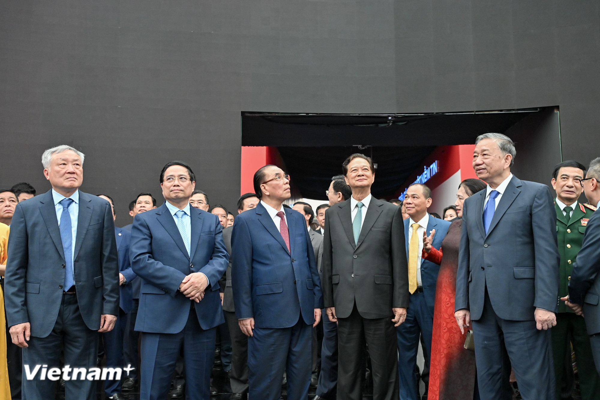 党と国家の指導者、代表団が展示会を視察。(写真:ミン・ソン/Vietnam+) vnp-trien-lam-thanh-tuu-80-nam-9.jpg
