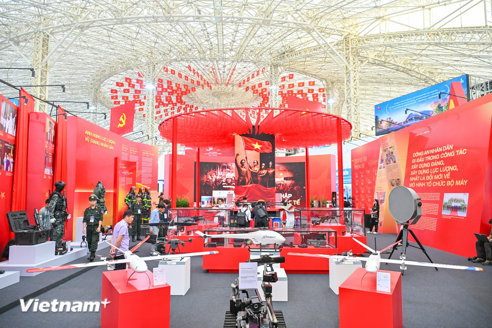 (Ảnh: Minh Sơn/Vietnam+) vnp-trien-lam-80-nam-12.jpg
