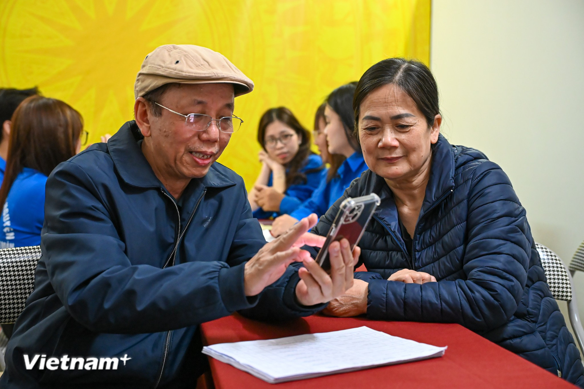 Thông qua việc quét mã QR bằng điện thoại thông minh, cử tri có thể nhanh chóng kiểm tra các thông tin liên quan quyền bầu cử của mình, kịp thời phản ánh, chỉnh sửa nếu có sai sót. (Ảnh: Minh Sơn/Vietnam+)