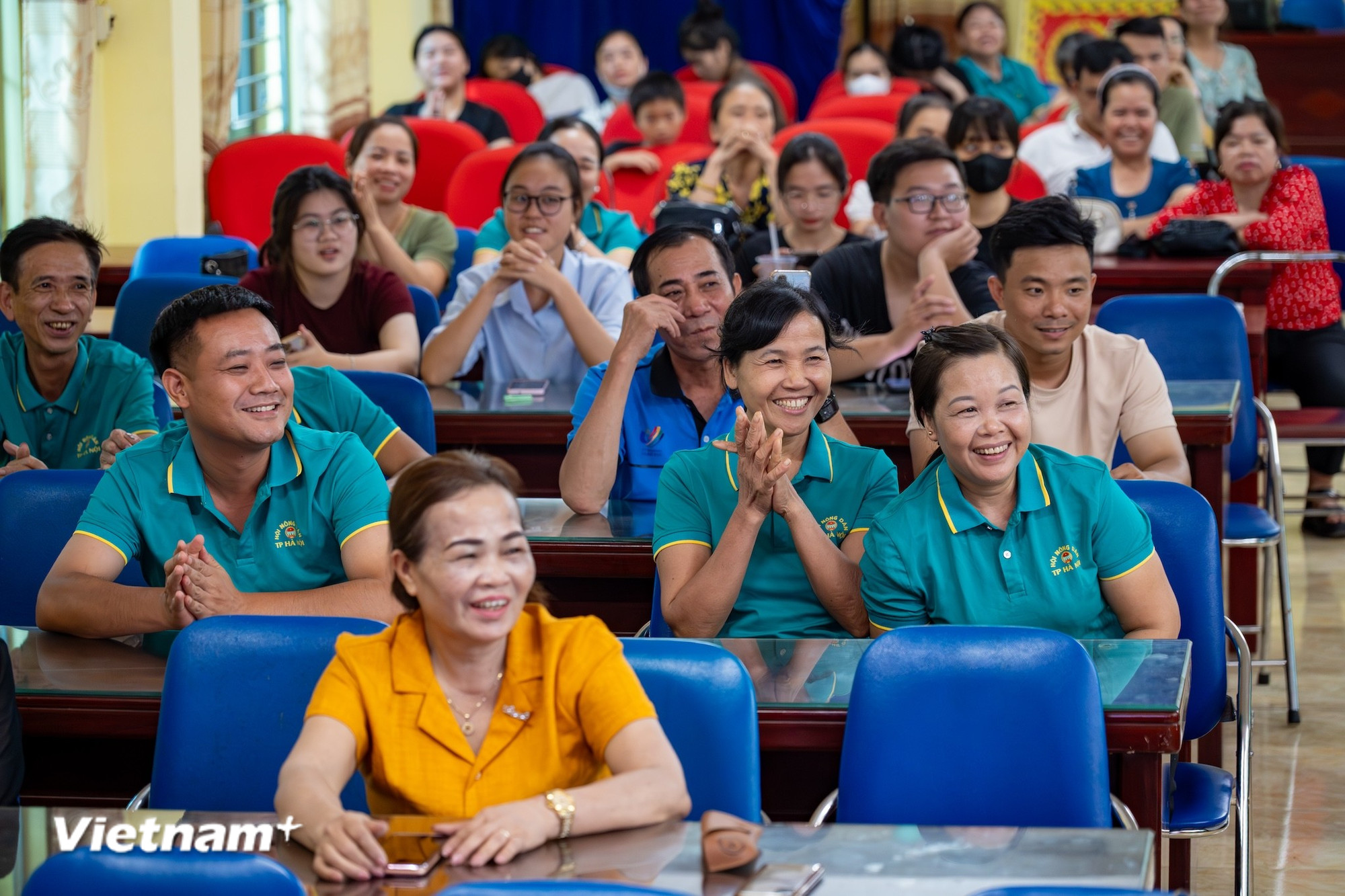 Người dân hào hứng khi tiếp cận phương thức bán hàng mới. (Ảnh: Minh Sơn/Vietnam+) vnp-livestream-ban-hang3.jpg