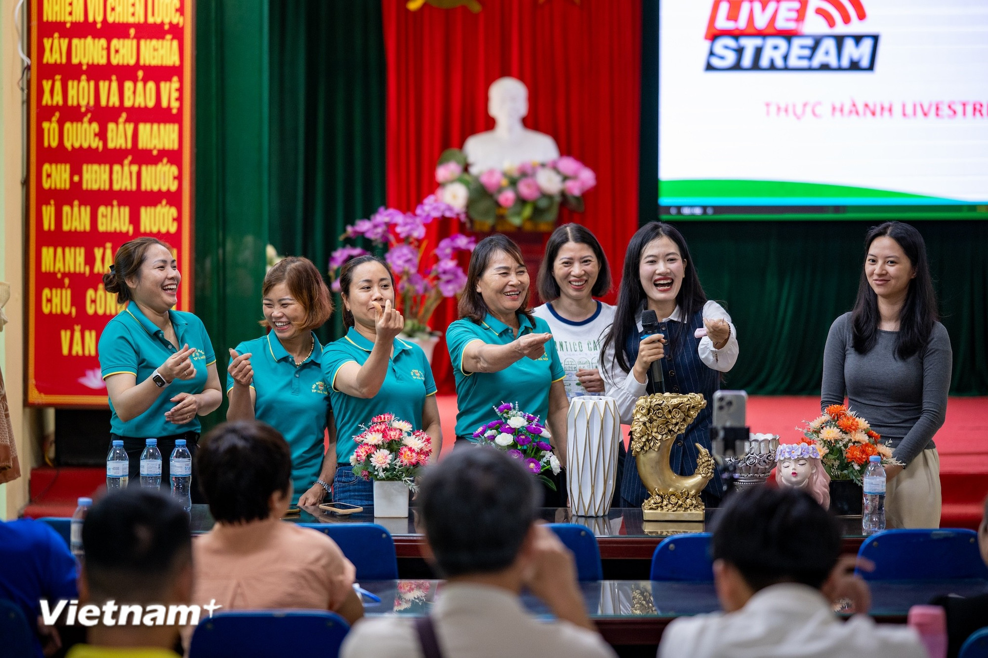 Những người dân xã Phượng Dực học cách thu hút người xem khi livestream. (Ảnh: Minh Sơn/Vietnam+) vnp-livestream-ban-hang2.jpg