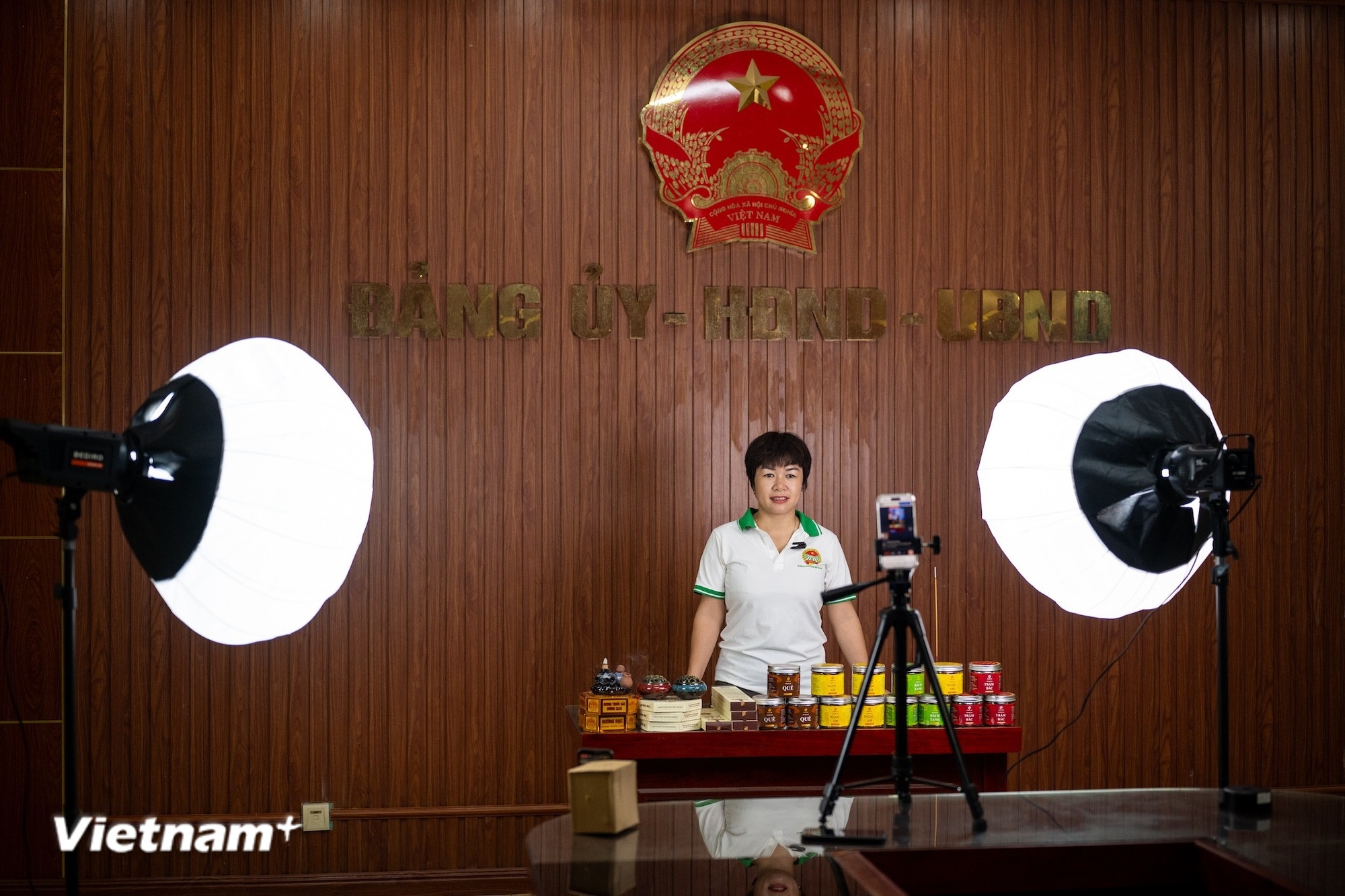 Các hội trường tại trụ sở Uỷ ban Nhân dân xã được tận dụng để trở thành các phòng livestream cho những người dân. (Ảnh: Minh Sơn/Vietnam+) vnp-livestream-ban-hang8.jpg