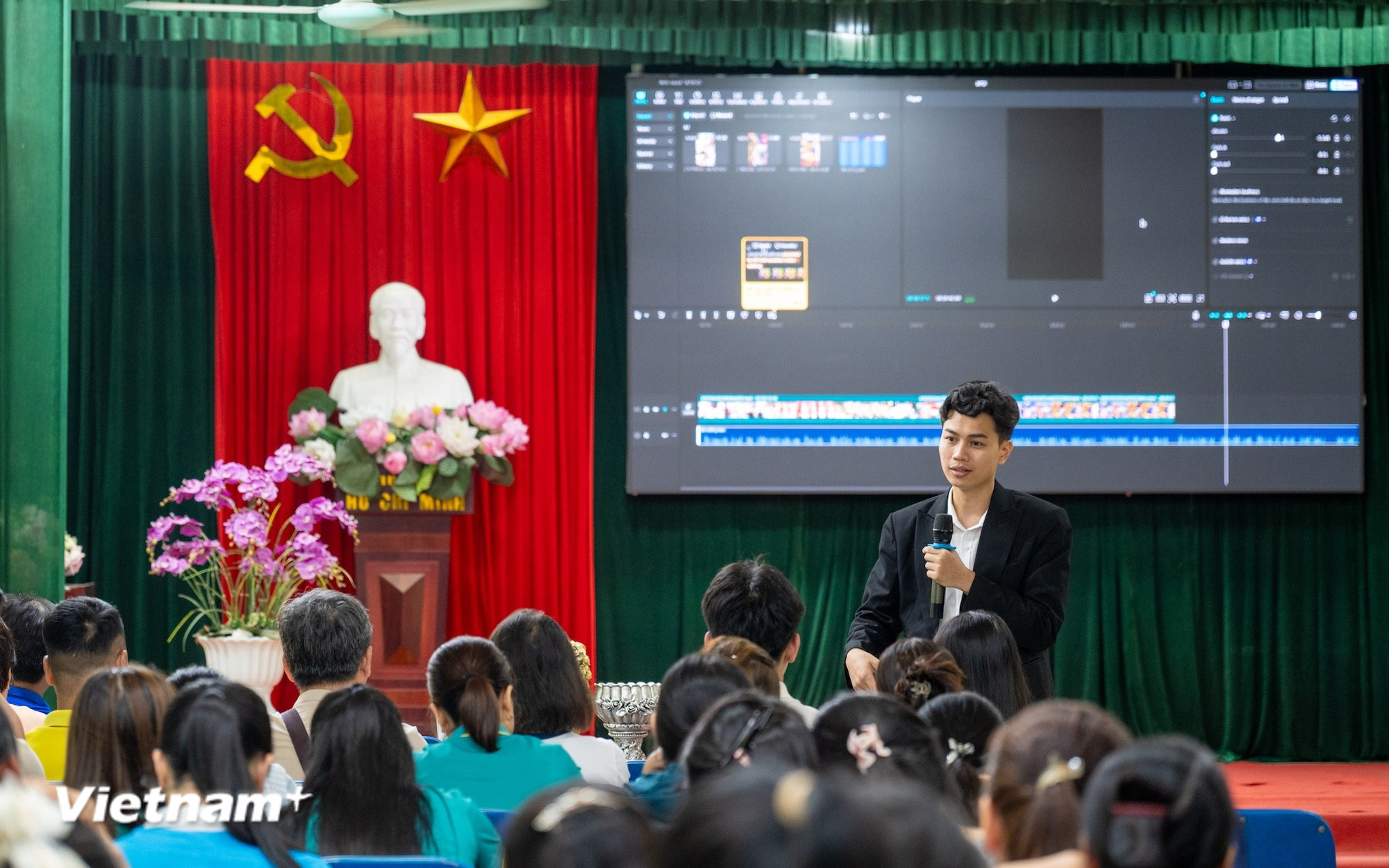 Anh Đỗ Văn Việt chia sẻ cho người dân cách quay, dựng video để đăng tải lên các nền tảng. (Ảnh: Minh Sơn/Vietnam+) vnp-livestream-ban-hang1.jpg