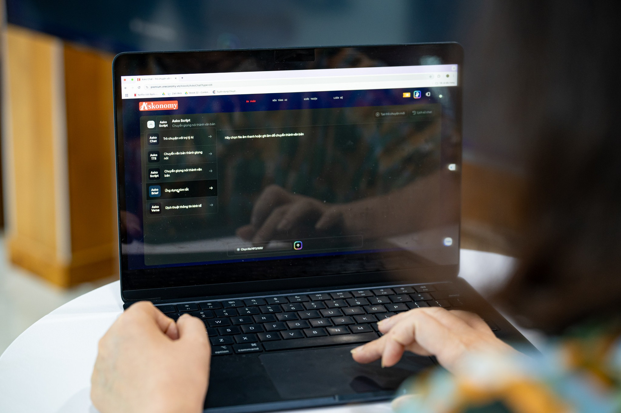 الميزة المميزة لمنصة Hemera AICMS هي التطبيق الشامل للذكاء الاصطناعي في عملية إدارة المحتوى وتوزيعه بأكملها. (صورة: مينه سون/فيتنام+) vn-economy-2.jpg