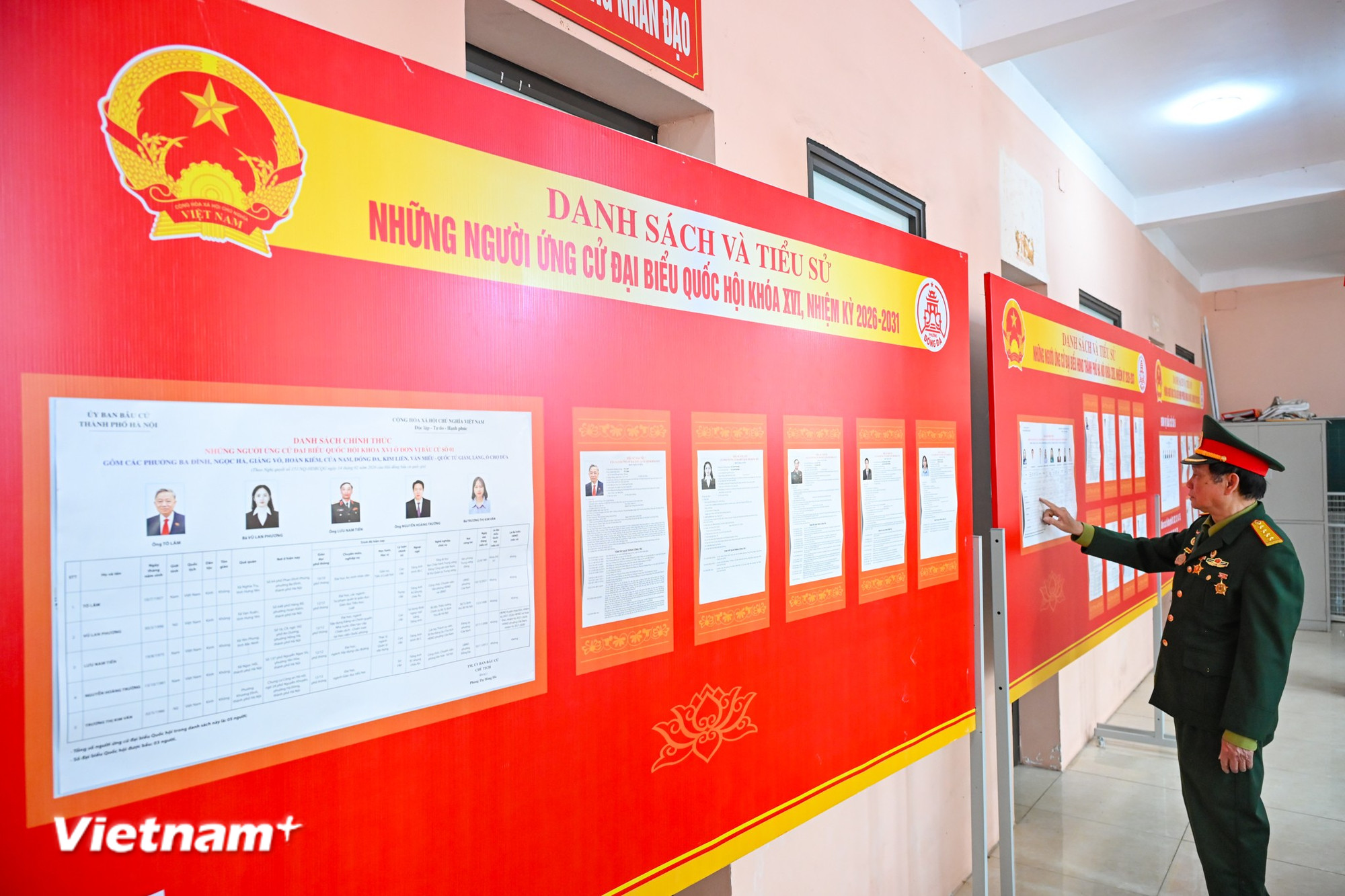 Ban bầu cử số 6 phường Đống Đa kiểm tra, rà soát khu vực bỏ phiếu số 22 (Trụ sở Hội chữ thập đỏ Đống Đa). (Ảnh: Minh Sơn/Vietnam+)