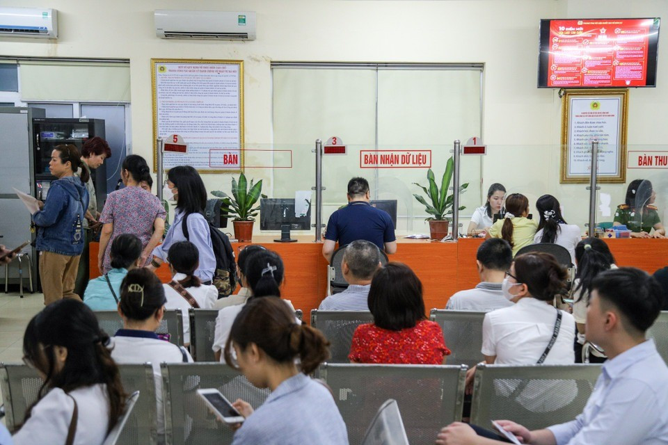ประชาชนพากันไปทำบัตรประจำตัวประชาชนใหม่ (ภาพ: มินห์ ซอน/เวียดนาม+) the-can-cuoc-3-7209.jpg