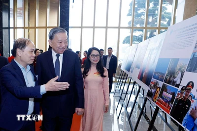 Tổng Bí thư Tô Lâm tham quan Trưng bày ảnh các hoạt động tiêu biểu của ngành Tuyên giáo và Dân vận năm 2025. (Ảnh: Phương Hoa/TTXVN)