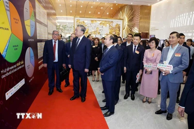 Tổng Bí thư Tô Lâm tham quan không gian trưng bày thành tựu chuyển đổi số trong báo chí tại Hội nghị tổng kết công tác tuyên giáo và dân vận năm 2025, triển khai nhiệm vụ năm 2026. (Ảnh: Thống Nhất/TTXVN)