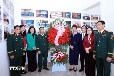 Ban Lãnh đạo TTXVN chúc mừng Chỉ huy Sư đoàn Bộ binh 304 nhân kỷ niệm 81 năm Ngày thành lập Quân đội nhân dân Việt Nam (22/12/1944-22/12/2025), 36 năm Ngày hội Quốc phòng toàn dân (22/12/1989-22/12/2025) và kỷ niệm 65 năm kết nghĩa giữa hai đơn vị (14/4/1960-2025). (Ảnh: Tuấn Anh/ TTXVN)