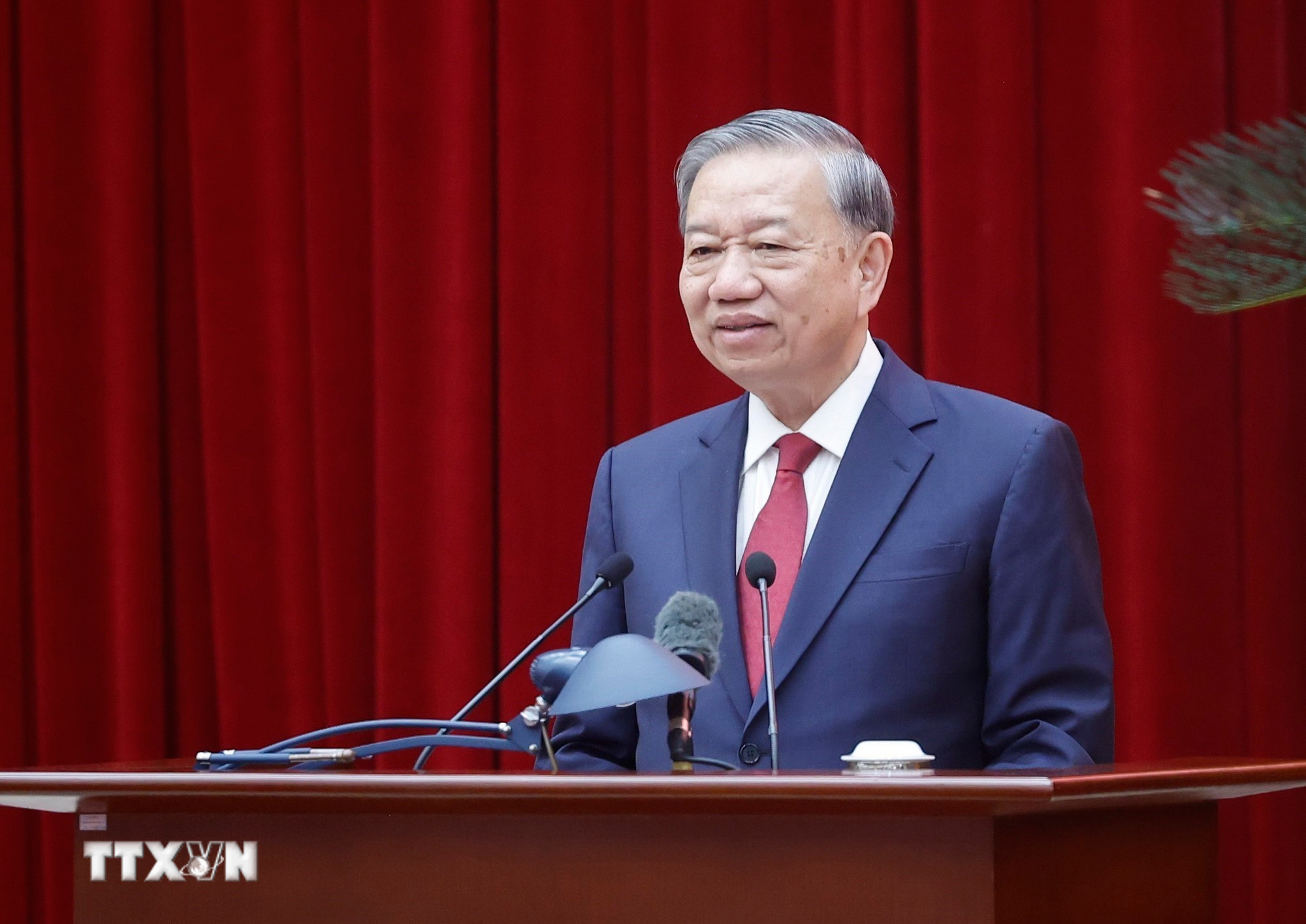 Tổng Bí thư Tô Lâm phát biểu tại cuộc gặp mặt thành viên Tiểu ban chuẩn bị Đại hội XIV của Đảng và Ban Chỉ đạo Tổng kết 40 năm đổi mới. (Ảnh: Thống Nhất/TTXVN)