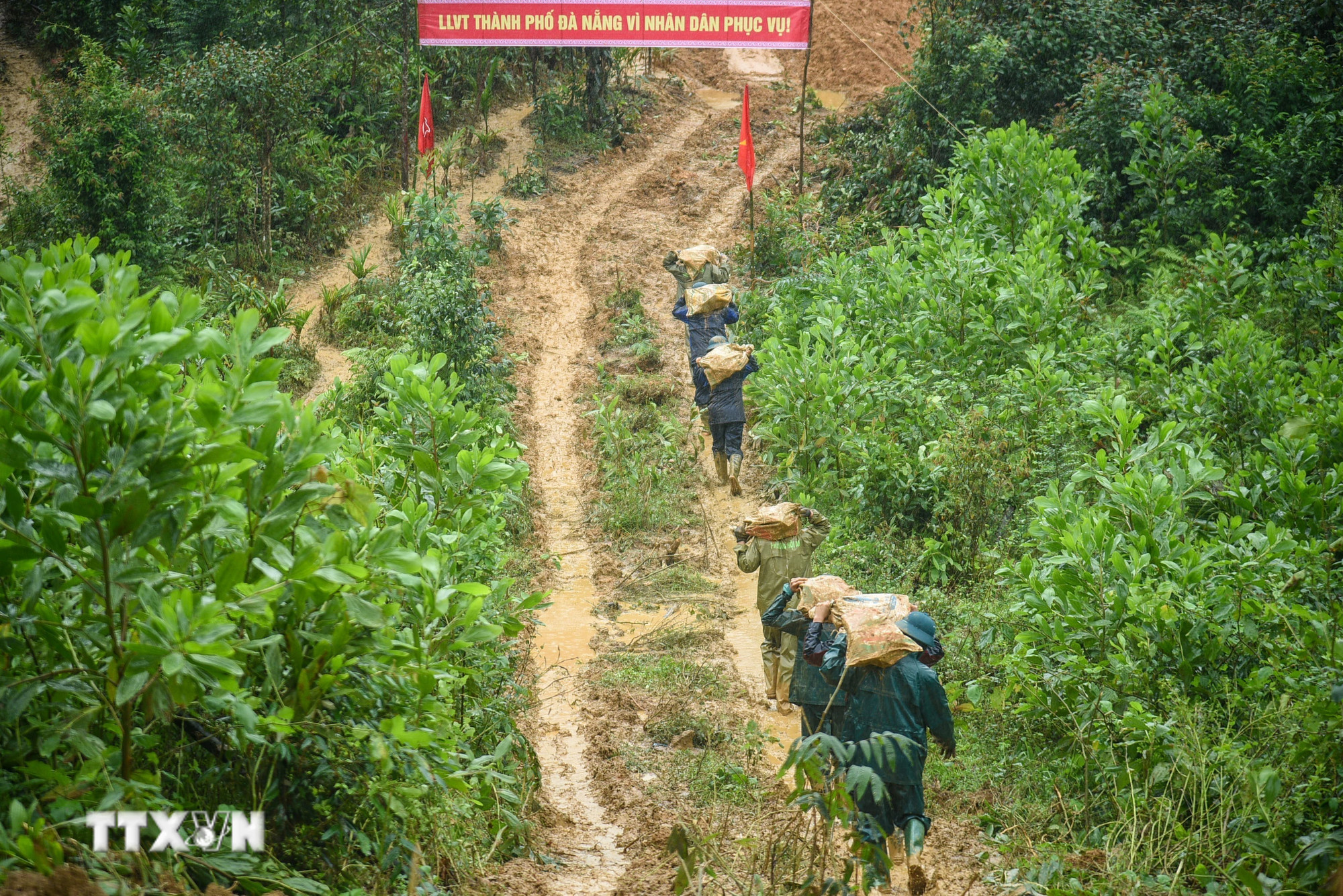 Cán bộ, chiến sỹ Khu vực phòng thủ 5 Điện Bàn, Bộ Chỉ huy Quân sự thành phố Đà Nẵng, vác gạch lên đồi để xây khu tái định cư cho người dân tại xã Trà Leng, thành phố Đà Nẵng. (Ảnh: Đỗ Trưởng/TTXVN)