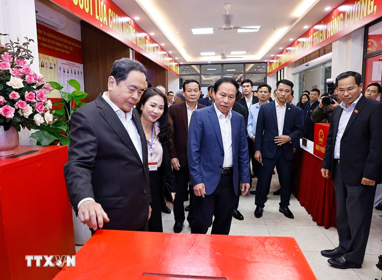 Cuộc bầu cử đại biểu Quốc hội khóa XVI và đại biểu hội đồng nhân dân các cấp nhiệm kỳ 2026-2031: Ngày hội lớn của nhân dân cả nước Chủ tịch Quốc hội Trần Thanh Mẫn kiểm tra, giám sát công tác chuẩn bị bầu cử tại khu vực bỏ phiếu số 8, phường Hải An, thành phố Hải Phòng. (Ảnh: Doãn Tấn/TTXVN)