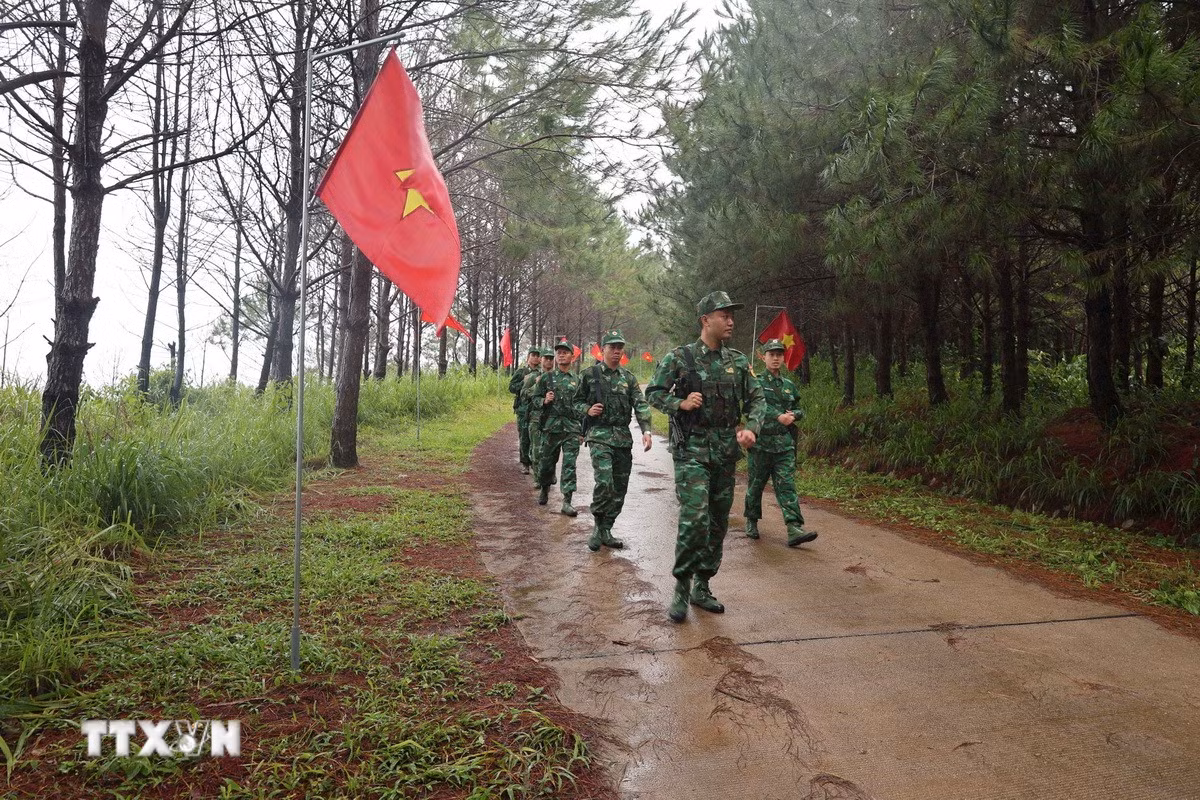 Đội tuần tra Đồn Biên phòng cửa khẩu Quốc tế Bờ Y làm nhiệm vụ tuần tra biên giới. (Ảnh: Kha Phạm/TTXVN)