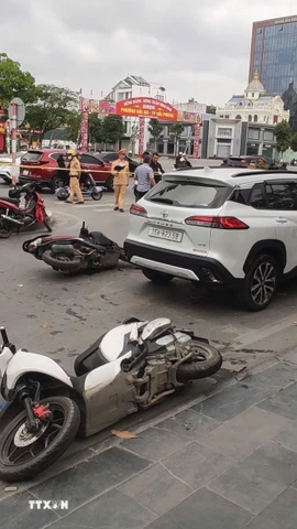 Hiện trường vụ "xe điên" húc văng 15 xe máy tại đường Lê Hồng Phong, phường Hải An, thành phố Hải Phòng. (Ảnh: Hoàng Ngọc/TTXVN)