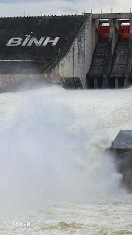 Thủy điện Hòa Bình trong thời điểm mở một cửa xả đáy. (Ảnh: Trọng Đạt/TTXVN)