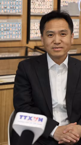 Giáo sư Lưu Thư Minh, Viện trưởng Học viện Môi trường, Đại học Thanh Hoa trả lời phỏng vấn phóng viên TTXVN tại Trung Quốc. (Ảnh: Quang Hưng/TTXVN)