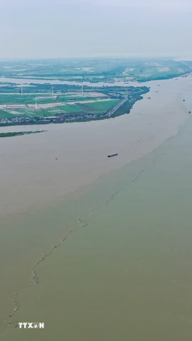 Sông Dương Tử qua tỉnh Giang Tô, Trung Quốc,. (Ảnh: THX/TTXVN)