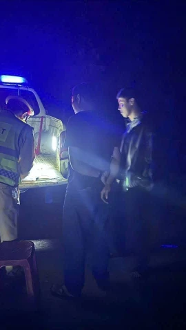 Cảnh sát giao thông lập biên bản xử lý xe khách vi phạm. (Nguồn: Facebook Công an thành phố Đà Nẵng)