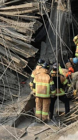 Lực lượng cứu hộ làm việc tại hiện trường vụ việc. (Nguồn: Korea Times)
