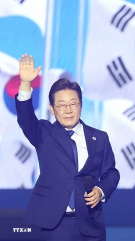 Ông Lee Jae-myung sau khi đắc cử vị trí ứng viên Tổng thống của đảng Dân chủ, tại thành phố Goyang, phía Bắc Seoul, ngày 27/4/2025. (Ảnh: YONHAP/TTXVN)