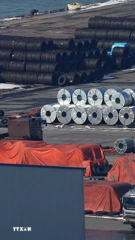 Thép thành phẩm chờ xuất khẩu tại khu cảng ở Pyeongtaek, Hàn Quốc. (Ảnh: Yonhap/TTXVN)