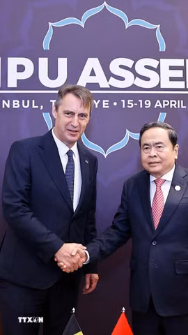 Chủ tịch Quốc hội Trần Thanh Mẫn hội kiến Chủ tịch Thượng viện Bỉ Vincent Blondel. (Ảnh: Doãn Tấn/TTXVN)