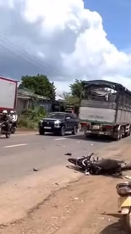Xe tải va chạm xe máy tại Đắk Lắk làm hai người thương vong