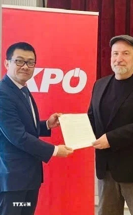 Đại sứ Vũ Lê Thái Hoàng đã gặp và trao Thư cảm ơn của Ban Chấp hành Trung ương Đảng Cộng sản Việt Nam tới tay đồng chí Günther Hopfgartner, Chủ tịch KPÖ. (Ảnh: TTXVN phát)