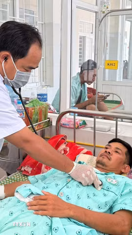 Các y, bác sỹ của Bệnh viện Đa khoa Trung tâm Gia Lai tích cực theo dõi, điều trị các ca bệnh ngộ độc sau khi ăn bánh mỳ. (Ảnh: Quang Thái/TTXVN)