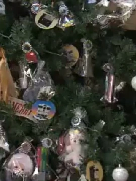 Cây thông "Lost and Found" độc đáo tại Nhật Bản. (Nguồn: NHK)