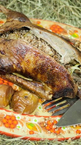 Ngỗng quay nhồi kiều mạch. (Nguồn: Moscow Times)