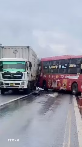 Hiện trường vụ va chạm giao thông giữa 4 xe ôtô khiến giao thông ùn tắc trên cao tốc Nội Bài-Lào Cai. (Ảnh: TTXVN phát)