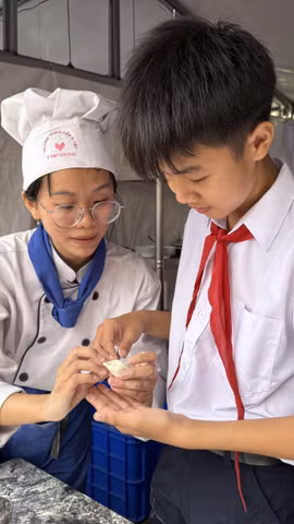 Các em học sinh lớp 9 được trải nghiệm về từng ngành nghề cụ thể tại Ngày hội tư vấn, trải nghiệm, định hướng nghề nghiệp xã Hòa Vang (thành phố Đà Nẵng). (Ảnh: Khoa Chương/TTXVN)