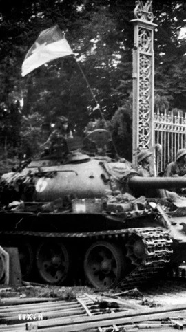 Xe tăng quân giải phóng tiến vào Dinh Độc Lập, trưa 30/4/1975. Đây là dấu mốc quan trọng, đánh dấu thắng lợi của cuộc kháng chiến chống Mỹ cứu nước, giải phóng miền Nam, thống nhất đất nước. (Ảnh: Trần Mai Hưởng/TTXVN)